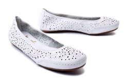 RIEKER 41460-80 white, baleriny damskie. Białe balerinki damskie Rieker, w ażurowe wzory, z kauczuku. Za 289.90 zł.
