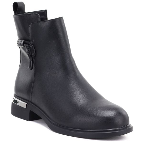 Skórzane botki damskie czarne D&A S.Barski MK62-7025. Czarne botki damskie d&a, ze skóry, eleganckie, bez obcasa, bez zapięcia. Za 219.99 zł.