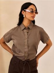 Bawełniana koszula jeansowa - brązowy. Brązowe koszule damskie Sinsay, l, bez wzorów, z bawełny, bez kołnierzyka, bez ramiączek. Za 49.99 zł.