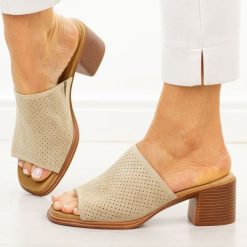 Beżowe skórzane klapki damskie na obcasie T.Sokolski 365. Brązowe klapki damskie Sokolski, bez wzorów, z jeansu, bez obcasa, na obcasie, bez zapięcia. Za 219.00 zł.