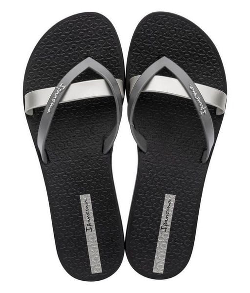 Japonki damskie Ipanema Kirei. Czarne klapki damskie Ipanema, bez wzorów, z gumy, bez obcasa, bez zapięcia. Za 79.99 zł.