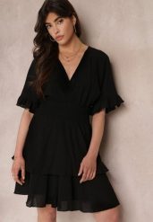 Czarna Zwiewna Sukienka Mini z Falbankami i Szeroką Gumką w Talii Olleanne. Czarne sukienki damskie Renee, bez wzorów, bez ramiączek. W wyprzedaży za 135.99 zł.