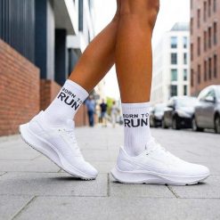 Białe skarpetki damskie born to run 1230. Białe skarpetki damskie Milena, bez wzorów, z bawełny. Za 16.90 zł.