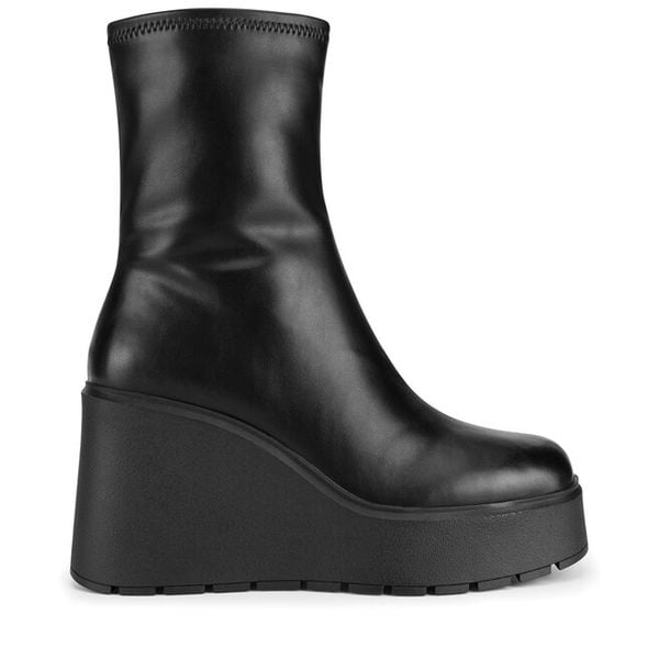 Botki DeeZee. Czarne botki damskie DeeZee, bez obcasa, na koturnie, bez zapięcia. Za 199.99 zł.