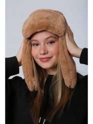 Lucky Bees Czapka w kolorze karmelowym rozmiar: onesize. Brązowe czapki damskie Lucky Bees, bez wzorów, z futra. Za 43.99 zł.