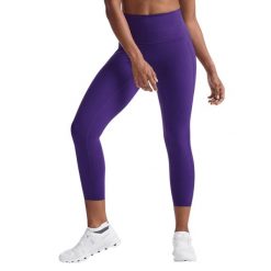 Damskie legginsy kompresyjne 7/8 z wysokim stanem 2XU Form Stash. Fioletowe legginsy damskie 2XU, bez wzorów. W wyprzedaży za 289.85 zł.