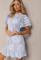 Jasnoniebieska Sukienka Dopasowana Mini z Koronką i Falbankami Offiamea. Niebieskie sukienki damskie Renee, z aplikacjami, z koronki, eleganckie, bez ramiączek. W wyprzedaży za 151.99 zł.