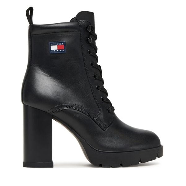 Trzewiki Tommy Jeans. Czarne botki damskie Tommy Jeans, z jeansu, bez obcasa, na słupku, bez zapięcia. Za 599.99 zł.