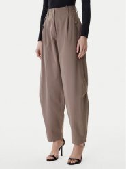 Guess Spodnie materiałowe W6RB08 WJ692 Brązowy Regular Fit. Brązowe spodnie materiałowe damskie Guess, z aplikacjami, z bawełny. Za 479.99 zł.