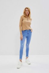 Jeansy medium waist z przetarciami nad kolanami niebieskie. Niebieskie jeansy damskie MOODO, bez wzorów, z bawełny. W wyprzedaży za 51.99 zł.