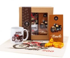 Zestaw prezentowy dla fana motocykli (Zawartość paczki: koszulka, torba, kubek, słodycze; Rozmiar koszulki / bluzy: M (damska); Kolor koszulki / bluzy. Białe koszulki damskie nikiniki, m, bez wzorów, z bawełny, bez kołnierzyka, bez ramiączek. Za 169.00 zł.