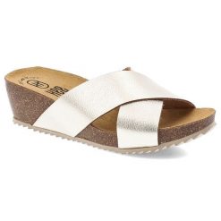 Klapki damskie HEE, skórzane licowe na koturnie eleganckie, złote, 25004. Żółte klapki damskie Hee, z aplikacjami, z jeansu, bez obcasa, na koturnie, bez zapięcia. Za 189.00 zł.