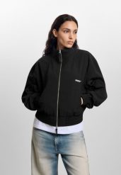 Kurtka sportowa damska Prosto Boxing. Czarne kurtki sportowe damskie Prosto., m, bez wzorów, z nylonu, bez kaptura. Za 315.99 zł.