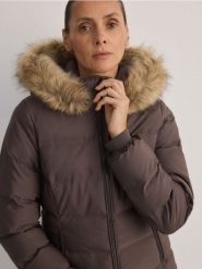 Pikowana kurtka - brązowy. Brązowe kurtki damskie Reserved, l, bez wzorów, z tkaniny, bez kaptura. W wyprzedaży za 69.99 zł.
