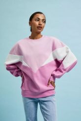 Bluza oversize wkładana przez głowę różowa. Czerwone bluzy damskie MOODO, l, bez wzorów, bez kaptura. W wyprzedaży za 59.99 zł.