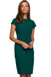 Elegancka sukienka ołówkowa z modelującymi przeszyciami zielona. Zielone sukienki damskie Sukienki.shop, bez wzorów, biznesowe, bez ramiączek. Za 259.00 zł.