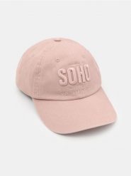 Czapka z daszkiem z haftowanym napisem SOHO - fioletowy. Fioletowe czapki z daszkiem damskie Sinsay, bez wzorów. Za 19.99 zł.