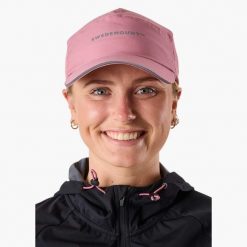 Czapka do biegania unisex Swedemount Ultra Light Running Cap szybkoschnąca. Czerwone czapki damskie SWEDEMOUNT, na wiosnę, bez wzorów. Za 79.99 zł.