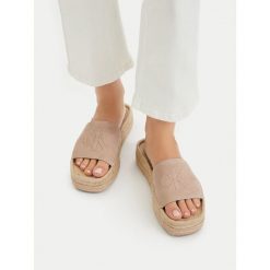 Klapki Calvin Klein. Brązowe klapki damskie Calvin Klein, bez wzorów, bez obcasa, bez zapięcia. Za 258.99 zł.