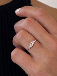 DIA DIAMONDS Srebrny pierścionek z diamentami rozmiar: 52. Szare pierścionki damskie DIA DIAMONDS, z diamentem, srebrne. Za 170.47 zł.