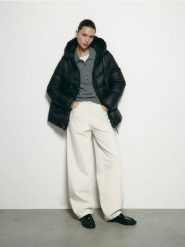 Puchowa kurtka z kapturem - czarny. Czarne kurtki damskie Reserved, l, bez wzorów, z puchu, z kapturem. Za 459.99 zł.