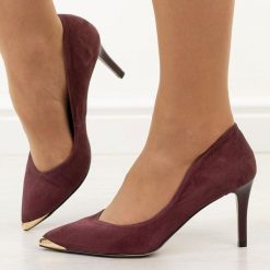 Śliwka zamsz skórzane Polskie szpilki damskie Prestige 2241. Fioletowe szpilki damskie Prestige, bez wzorów, ze skóry, bez obcasa, na obcasie, bez zapięcia. Za 419.00 zł.