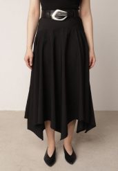 Czarna Rozkloszowana Spódnica z Ozdobnym Paskiem i Asymetrycznym Dołem Pillen. Czarne spódnice damskie Born2be, do pracy, l, bez wzorów, ze skóry, biznesowe, maxi. Za 149.99 zł.
