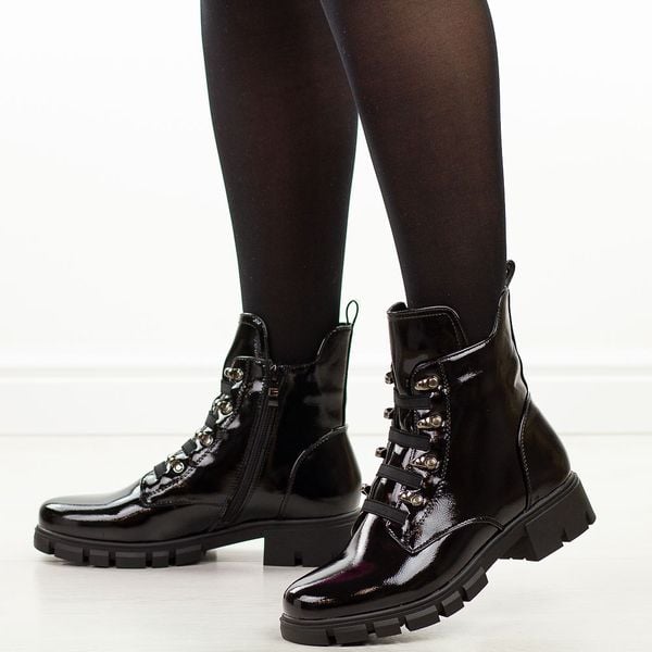 Czarne lakierowane trapery damskie M.Daszyński 23123-10. Czarne botki damskie M.Daszyński, na jesień, z lakierowanej skóry, bez zapięcia. Za 219.00 zł.