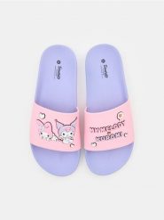 Klapki z aplikacjami 3D Hello Kitty - fioletowy. Fioletowe klapki damskie Sinsay, z aplikacjami, bez obcasa, bez zapięcia. Za 35.99 zł.