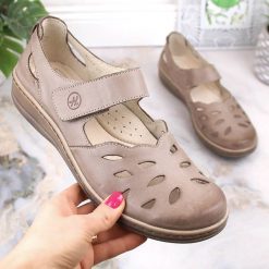 Skórzane komfortowe półbuty damskie ażurowe na rzep beżowe Helios 4043.02. Brązowe półbuty damskie Helios, w ażurowe wzory, ze skóry, bez obcasa, bez zapięcia. Za 399.99 zł.