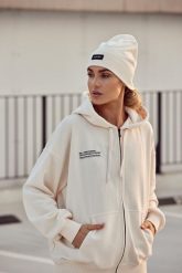 Czapka Beanie z Naszywką - Kremowa. Białe czapki damskie MOE, z aplikacjami, z bawełny. Za 96.90 zł.