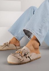 Ciemnobeżowe Klapki na Platformie Ozdobione Koralikami Klamrami i Frędzlami Leurecea. Brązowe klapki damskie Renee, bez wzorów, bez obcasa, na platformie, bez zapięcia. Za 119.99 zł.