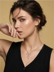 Naszyjnik z zawieszką w kształcie kokardy - wielobarwny. Naszyjniki damskie Sinsay. Za 9.99 zł.