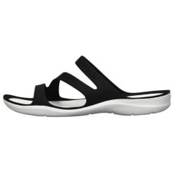 Klapki damskie Crocs Swiftwater Sandal W. Czarne klapki damskie Crocs, bez wzorów, z materiału, bez obcasa, bez zapięcia. Za 159.00 zł.