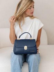 Lia Biassoni Skórzana torebka "Carsia" w kolorze granatowym - 27 x 19 x 13 cm rozmiar: onesize. Niebieskie torebki klasyczne damskie Lia Biassoni, z materiału, przez ramię, bez dodatków. Za 282.99 zł.