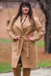 Płaszcz flauszowy trencz na podszewce KLARA z paskiem karmelowy. Płaszcze damskie KARKO, na jesień, plus size, bez wzorów, z elastanu, bez kaptura. Za 258.50 zł.