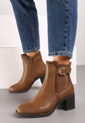 Ciemnobeżowe Botki Sztyblety Wykończone Metaliczną Klamrą i Elastyczną Wstawką Lericeas. Brązowe botki damskie Renee, na zimę, z jeansu, eleganckie, bez obcasa, na obcasie, bez zapięcia. Za 109.99 zł.