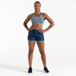 Damskie spodenki sportowe 2 w 1 Sprint Up. Niebieskie spodenki sportowe damskie Dare 2b, bez wzorów, do biegania. W wyprzedaży za 69.99 zł.