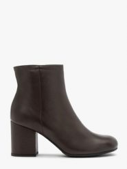 Czekoladowe botki na słupku. Brązowe botki damskie Ryłko, ze skóry, eleganckie, za kostkę, bez obcasa, na obcasie, bez zapięcia. Za 499.99 zł.