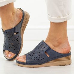 Granatowe klapki damskie na koturnie Vinceza 85214. Niebieskie klapki damskie VINCEZA, bez wzorów, z jeansu, bez obcasa, na koturnie, bez zapięcia. Za 139.00 zł.