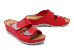 DR. BRINKMANN 701365-4 rot, klapki profilaktyczne damskie. Czerwone klapki damskie Dr. Brinkmann, bez wzorów, ze skóry, bez obcasa, bez zapięcia. Za 294.90 zł.
