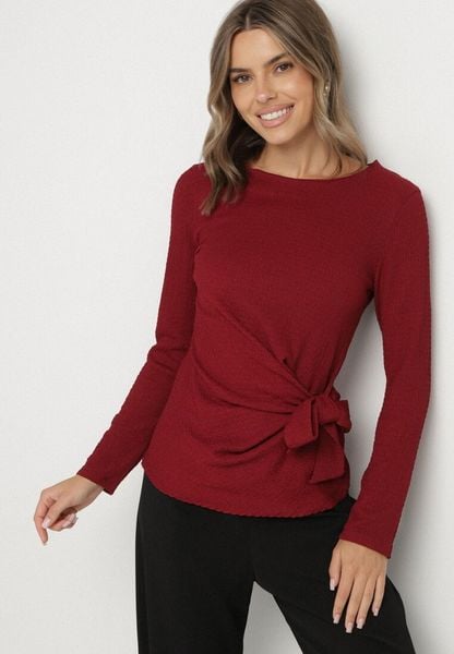 Bordowa Bluzka Ozdobiona Wiązaniem Esterea. Czerwone bluzki damskie Born2be, m, bez wzorów, z jeansu, eleganckie, bez kołnierzyka, bez ramiączek. Za 79.99 zł.