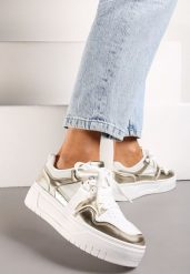 Biało-Złote Sneakersy na Grubej Podeszwie z Ozdobnymi Sznurówkami i Zawieszką Xalenia. Białe obuwie sportowe damskie Born2be, z jeansu, bez zapięcia. Za 109.99 zł.