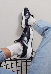 Czarne Sneakersy Przed Kostkę Zdobione Przeszyciami Flallesi. Czarne obuwie sportowe damskie Renee, przed kostkę, bez zapięcia. Za 69.99 zł.