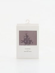 Wzorzyste rajstopy - ciemnofioletowy. Fioletowe rajstopy Reserved, bez wzorów. Za 49.99 zł.