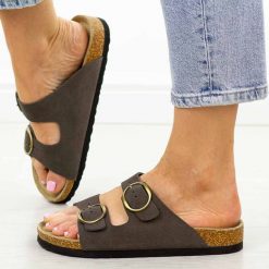 Taupe skórzane klapki damskie Filippo Dk7061/26. Klapki damskie Filippo, bez wzorów, z jeansu, bez obcasa, bez zapięcia. Za 159.00 zł.