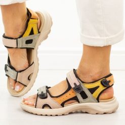 Czarno pom. skórzane sandały damskie Unisoft 18-56. Czarne sandały damskie Unisoft, bez wzorów, z materiału, bez obcasa, na płaskiej podeszwie, bez zapięcia. Za 219.00 zł.