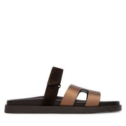 Klapki Steve Madden. Brązowe klapki damskie Steve Madden, bez wzorów, bez obcasa, bez zapięcia. Za 429.99 zł.