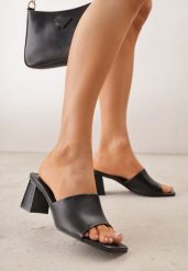 Czarne Minimalistyczne Klapki na Słupku z Odkrytym Kwadratowym Noskiem Monaera. Czarne klapki damskie Born2be, bez wzorów, bez obcasa, na obcasie, bez zapięcia. Za 89.99 zł.