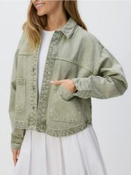 Jeansowa koszula z kieszeniami - zielony. Zielone koszule damskie Reserved, l, bez wzorów, z denimu, bez kołnierzyka, bez ramiączek. W wyprzedaży za 99.99 zł.